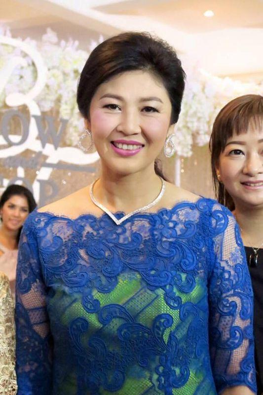 54岁英拉升级当外婆披长发抱外孙女笑得真甜意外暴露豪宅内景