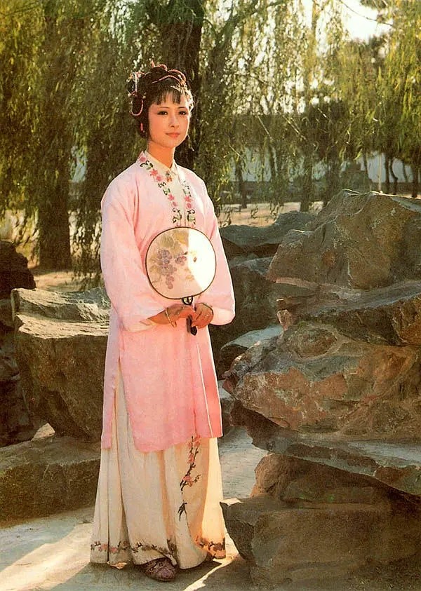 因侧影迷人被剧组选中红楼梦尤二姐扮演者张明明的艺术人生