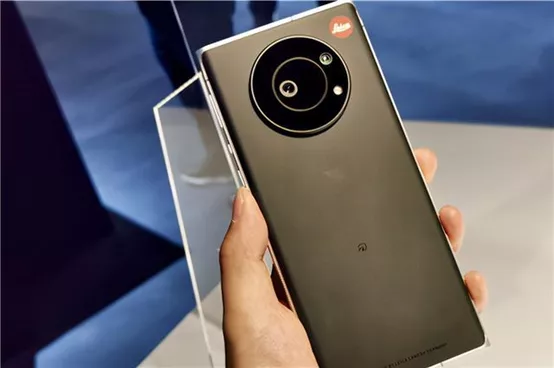 为2370x1260,支持10亿色显示,峰值亮度为2000尼特,这款屏幕很nise