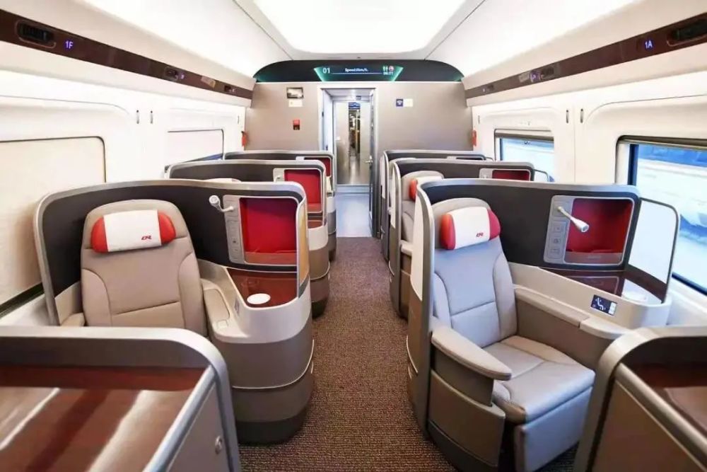 一等座椅增加了可调节头靠,电动腿靠等;商务座更像飞机商务舱