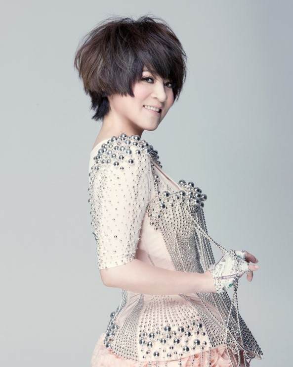 据悉,现年53岁的王彩桦,是台湾著名歌手,演员.