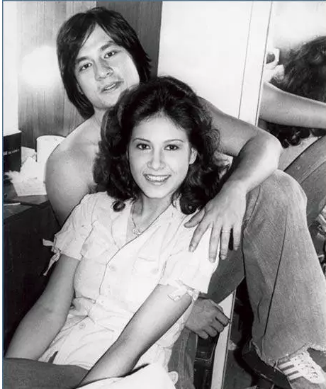 两个人的爱情让很多人都看好,就这样,在大家的祝福声中, 傅声牵着甄妮