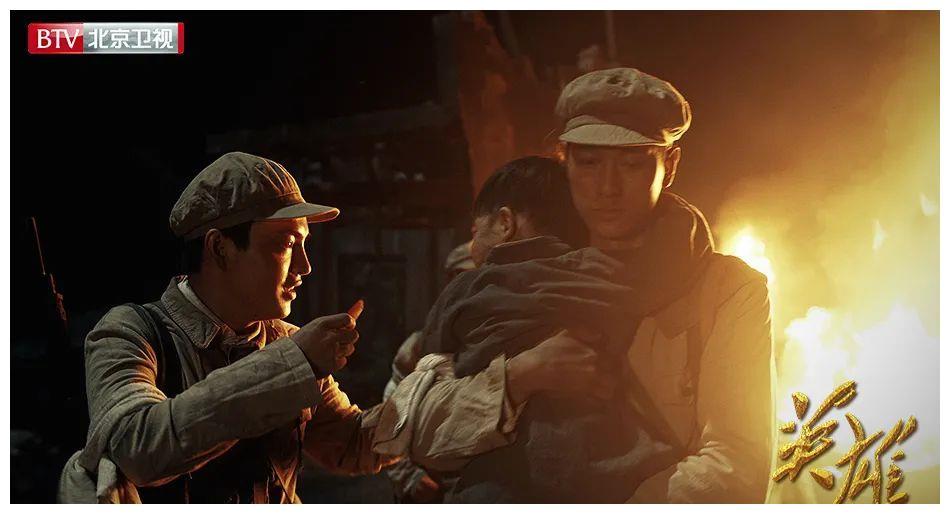 同时,纪录片《英雄》不仅着笔于对战争的宏观描述,也不止展现英雄的