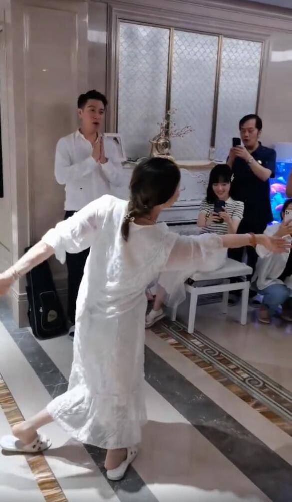 李小璐豪宅内为妈妈庆生，65岁张伟欣跳舞气质优雅，李丹宁唱歌助兴腾讯新闻 