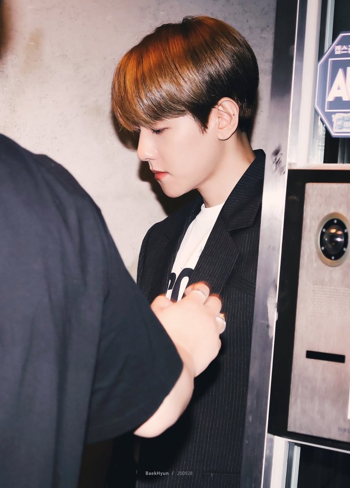 精选边伯贤生图我们伯贤影子都是帅的