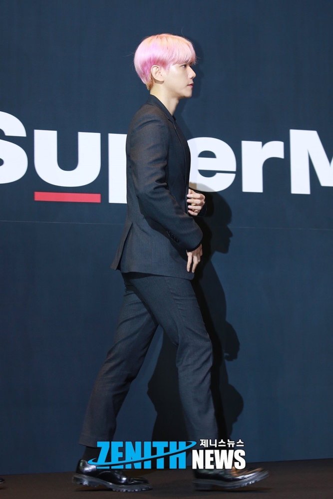 精选边伯贤生图我们伯贤影子都是帅的