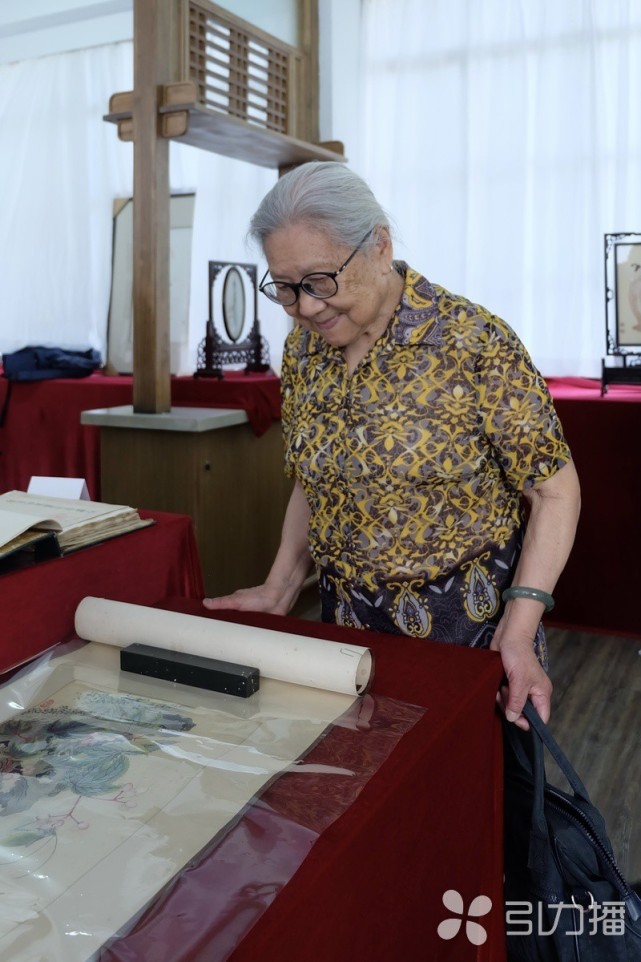 87岁高龄的中国工艺美术大师张玉英也显得十分激动,在沈寿这样的刺绣