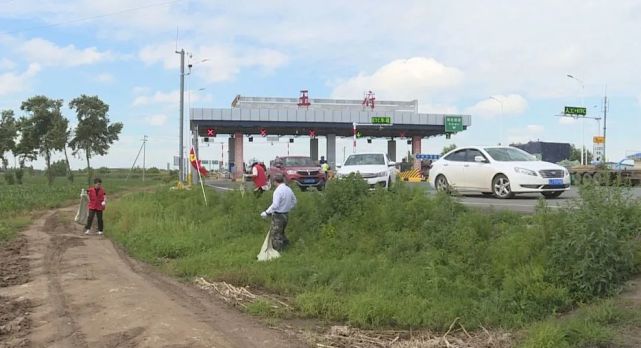 前郭县王府站镇开展高铁高速沿线环境综合整治行动