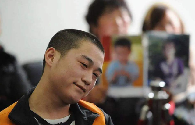 他因琐事残杀母子,法庭微笑一心求死,判决出后却失去笑容