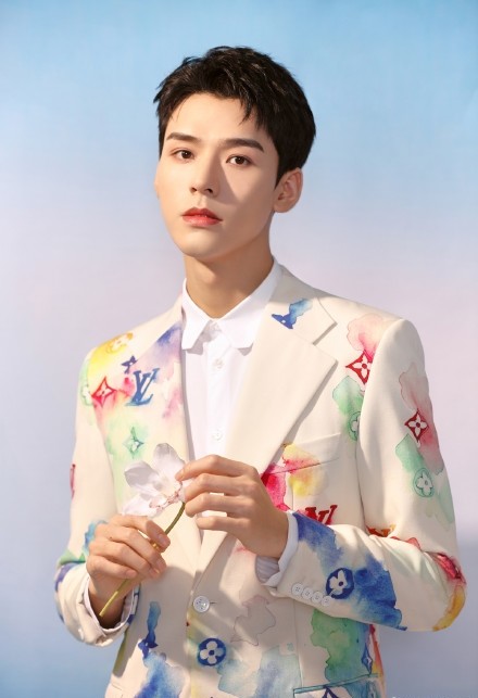 龚骏参加芭莎晚会,身着一套晕染花西装 贵公子花蝴蝶帅极了.