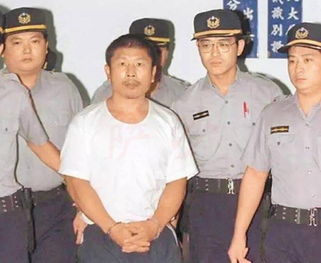 那天,陈进兴竟然胆大包天搬家了南非大使馆的官员和他的家人.