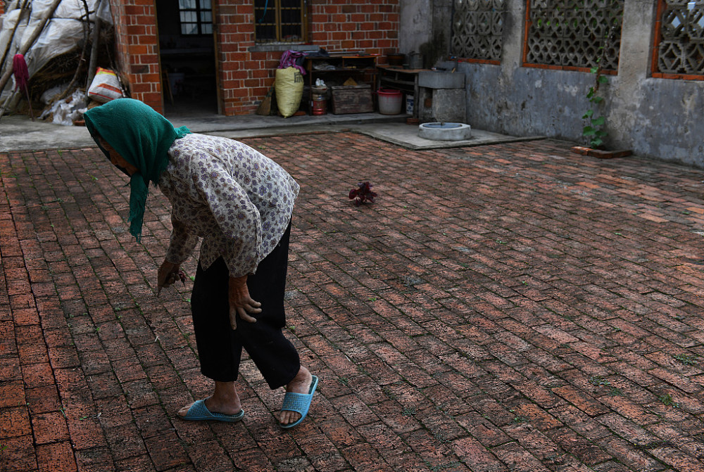 佝偻症褴褛lán lǚ:衣服破烂,不整洁"褴",左边一个"衤",右边一个监视