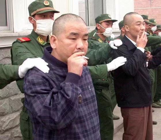 大连黑老大虎豹覆灭记被判死刑后女狱警主动做其情人