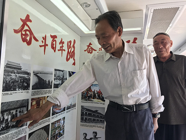 "大包干"带头人认出旧照片中的自己|严宏昌|关友江|小岗村