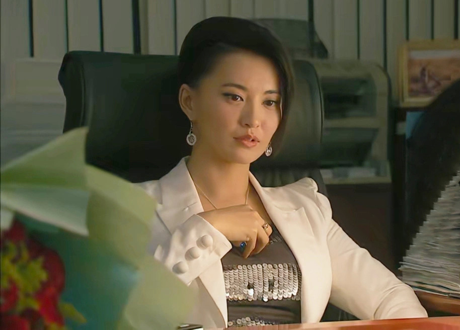 杨紫曦过够了这种"苦日子",于是转身投靠了安迪