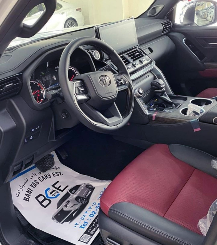 内饰部分,新款陆巡中控台的造型相比老款有着更好的立体感,而整体的