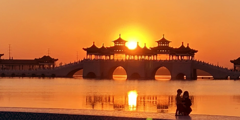 大荔县沙苑湖在夕阳的映照下如梦幻般美丽