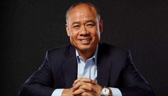 中国体操功勋李宁,身价百亿登全球富豪榜,58岁妻子气质十足_腾讯新闻