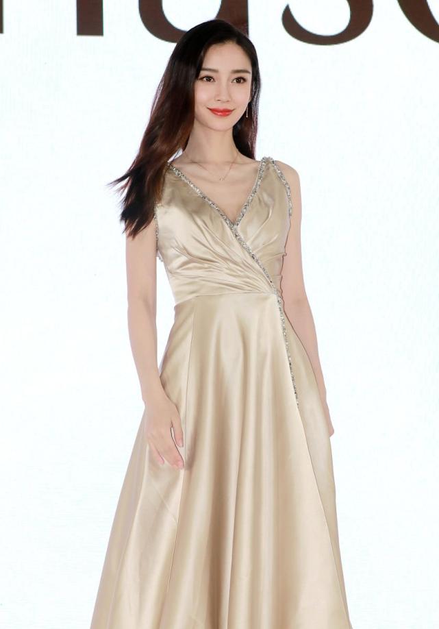 叶一茜真是穿搭高手,一袭香槟色礼服裙优雅高贵,曼妙曲线藏不住