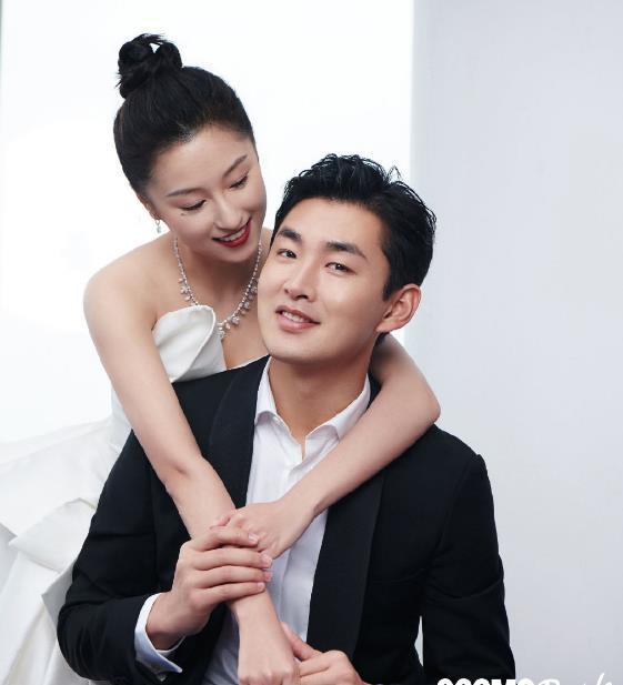 王彦霖艾佳妮婚后上戏拍婚纱照,两人嘟嘴亲吻,女方大秀心形婚戒