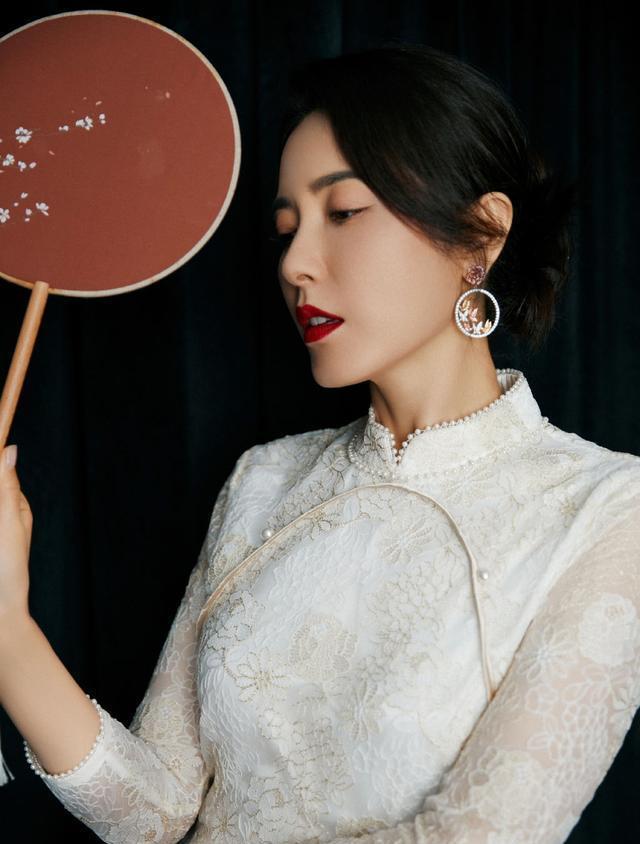 曾黎不愧是"200年美女",45岁穿旗袍也没阿姨感,美得惊艳时光