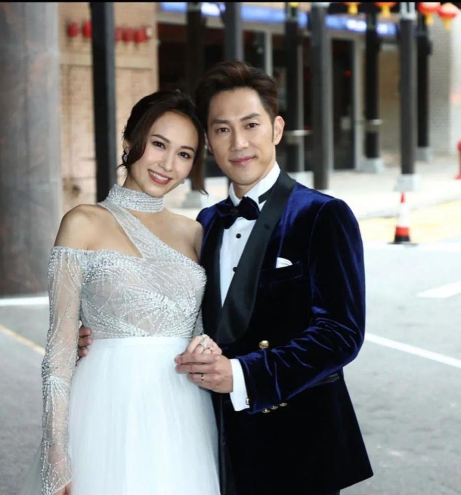 下个月要生啦!英皇力捧女星晒产前最新孕照,老公轻吻巨肚好温馨