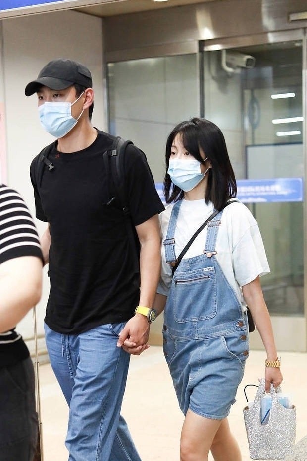 王彦霖夫妇时髦走机场162艾佳妮穿背带裤站184老公旁小鸟依人