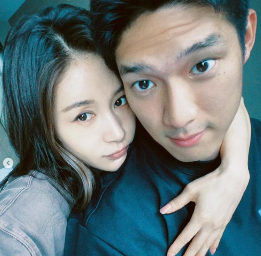 王子文晒与男友贴脸合照,细看吴永恩手放在哪,感情好坏很明显