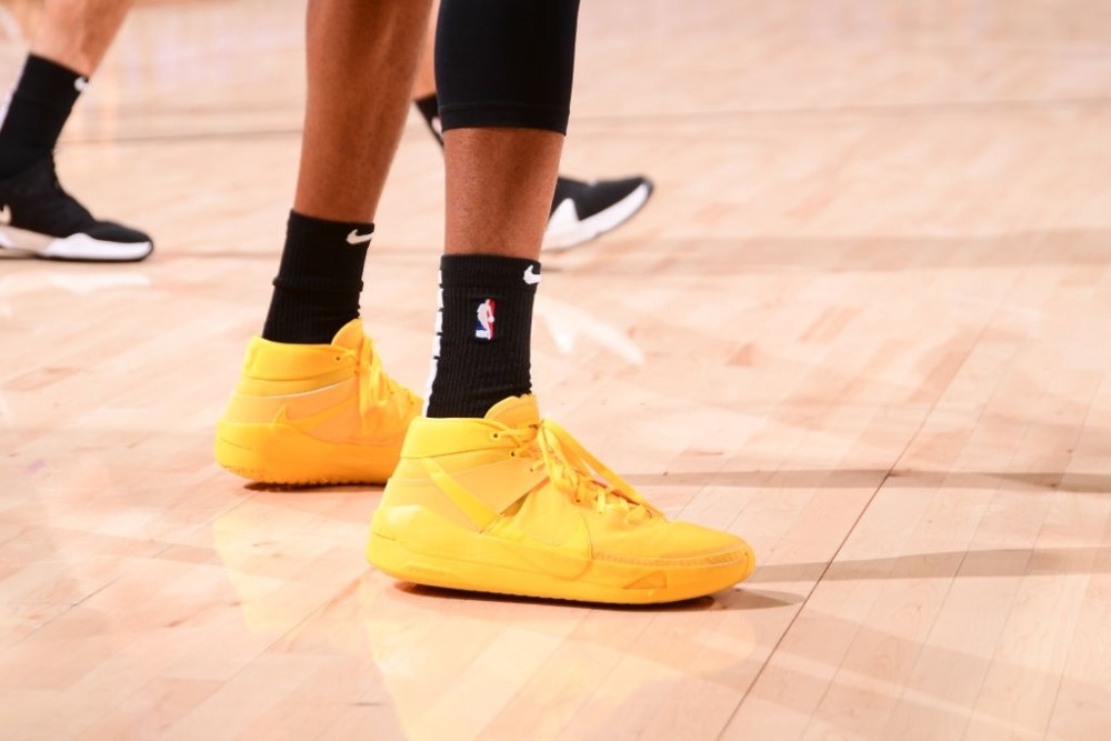 nba球员上脚:保罗·乔治上脚pg2.5,贾巴尔湖人配色不一般_腾讯新闻