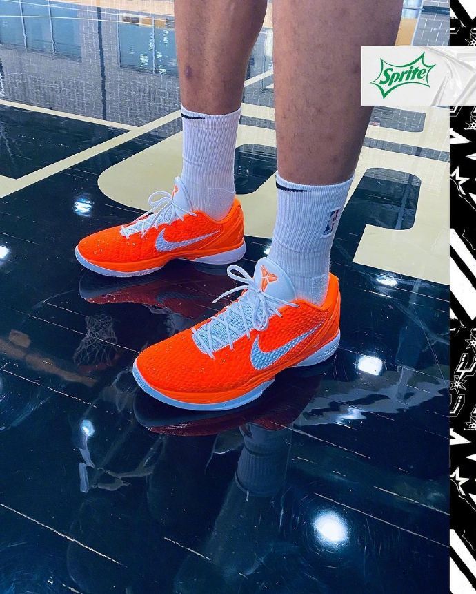 nba球员上脚:保罗·乔治上脚pg2.5,贾巴尔湖人配色不一般_腾讯新闻