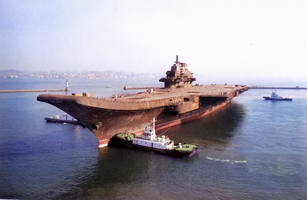 瓦良格号被中国购买后美国武官夜晚偷偷登上航母呆了6个小时