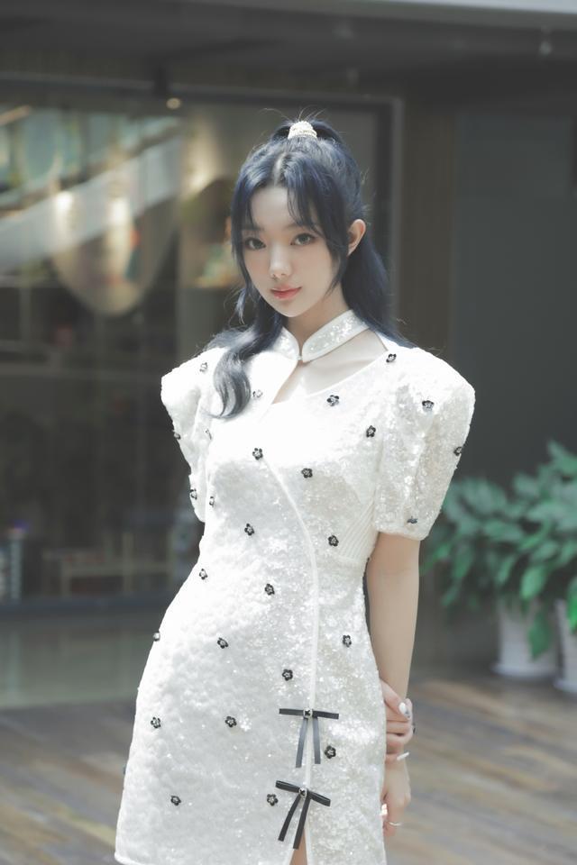 李紫婷很懂"入乡随俗",穿短旗袍扫楼甜美娇俏,生图下颜值获赞