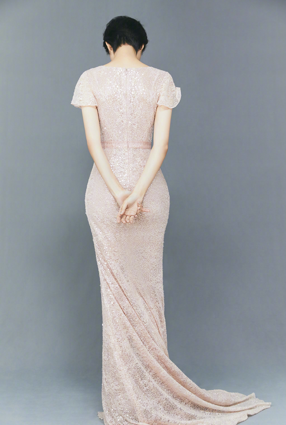 车晓的衣品挺贵气的,39岁穿19岁的粉裙,成熟女性的美仍盖不住