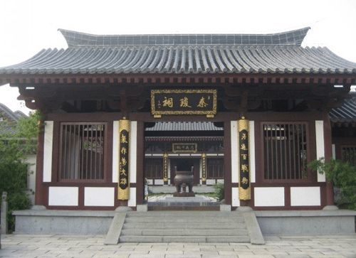 济南五龙潭底下有什么