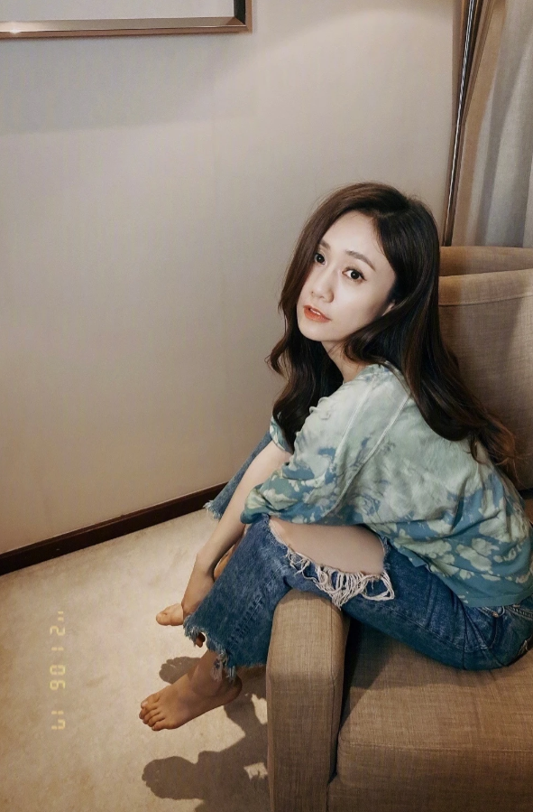 刘芸才是吃了防腐剂38岁穿破洞裤引领潮流少女感让人羡慕