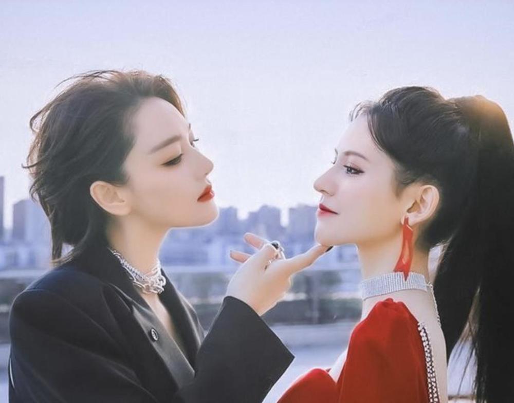 张馨予张予曦同框比美,一黑一红颜值不相上下,气质却大不相同