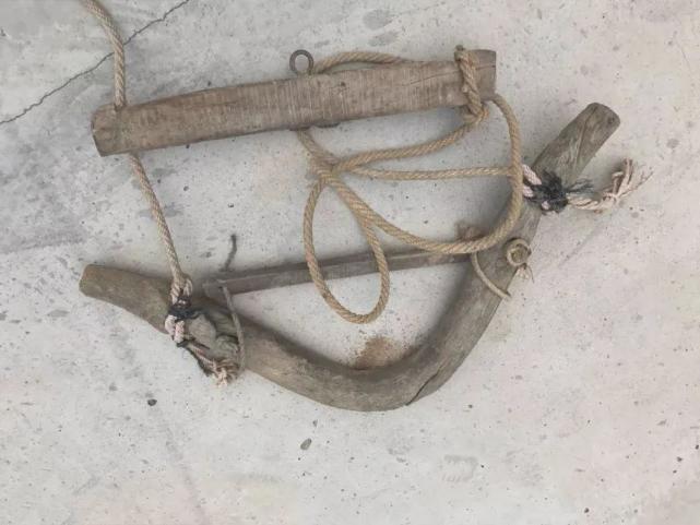 yoke的直译是轭,尤指牛轭,一种配套在牛脖子上以防走脱的颈箍.