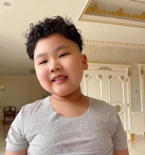 郭德纲小儿子曝近照,烫大卷发被指越来越像爸,亲手作画庆父亲节