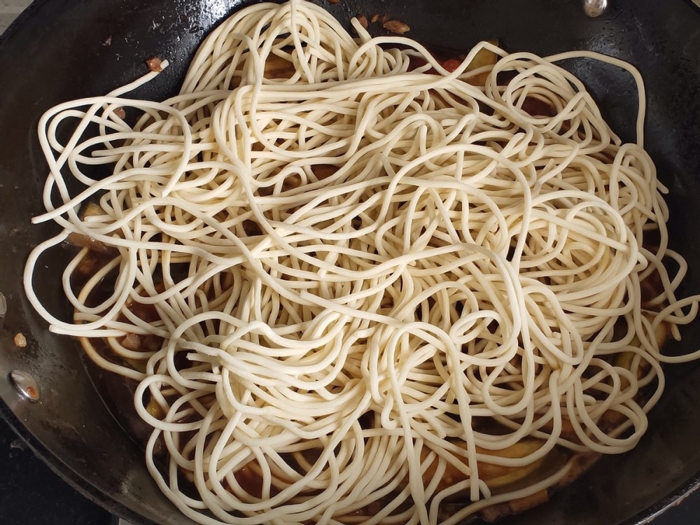 豬肉最好是選用肥瘦相間的,這樣炒好的肉末才有肉香味,特別好吃,麵條