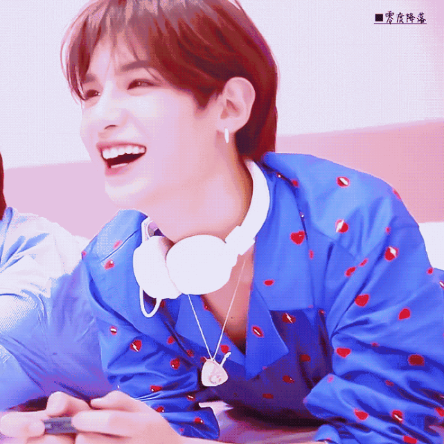 黄明昊染的粉色这么看还挺红的来查收帅哥的眼神杀自拍