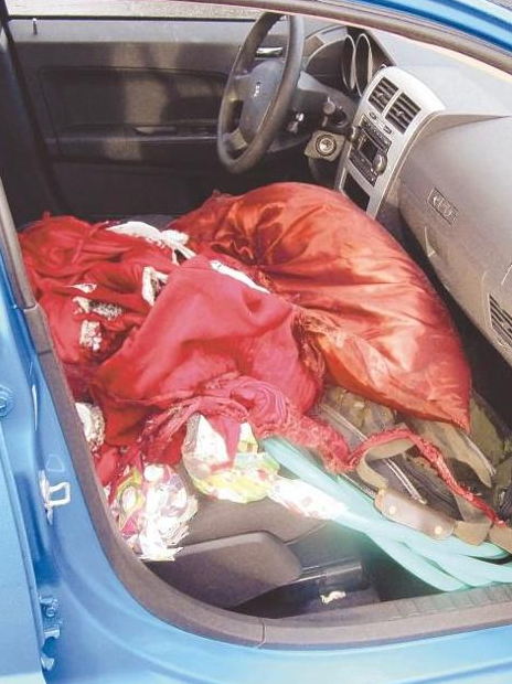 作案时的圣诞老人衣服平安夜,美国炮仗满屋飞,火光起,瓦砾焦尸一捏碎