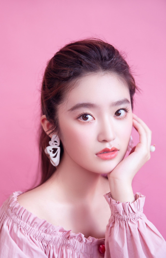 长相靓丽被誉为"小林青霞"的女演员——柴蔚