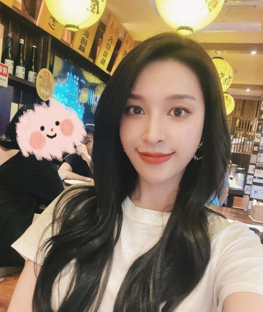 女4名叫罗悦嘉,曾获得过珠江形象大使的称号.