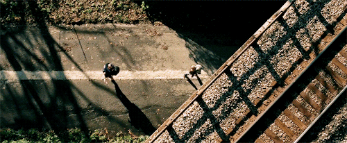 只靠一个"别出声,活下去"的设定, 让电影院里情侣的窃窃私语,一个