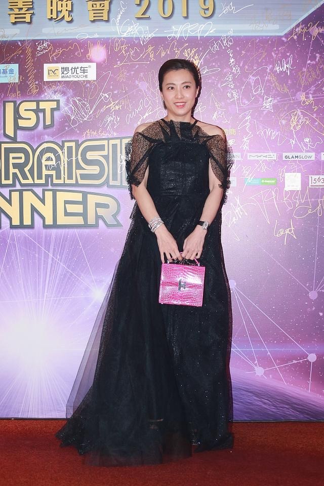 甘比黑纱裙配大背头亮相,一身行头越来越有阔太范,气质还没跟上