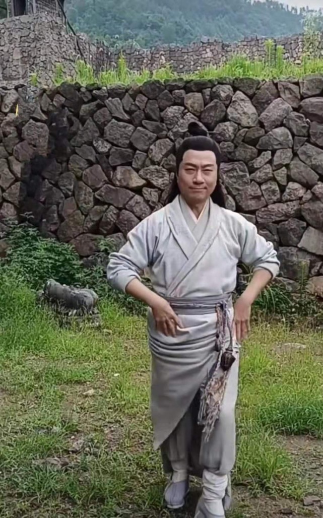 57岁黎耀祥穿古装跳舞身材圆润皱纹多脚踩内增高鞋子太艰辛