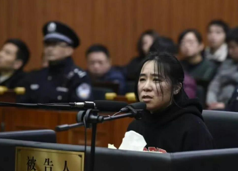 然而,林生斌却像一具行尸走肉般,眼神空洞,双目无