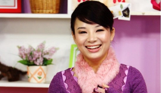 刘赛是一个长相清秀靓丽的女孩,在她孩时还跟同伴玩耍的时候,命运跟她