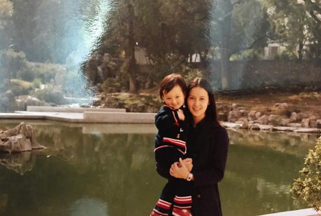 巅峰期息影出国,被曝傍富豪当小三,李小璐妈妈的人生比女儿精彩