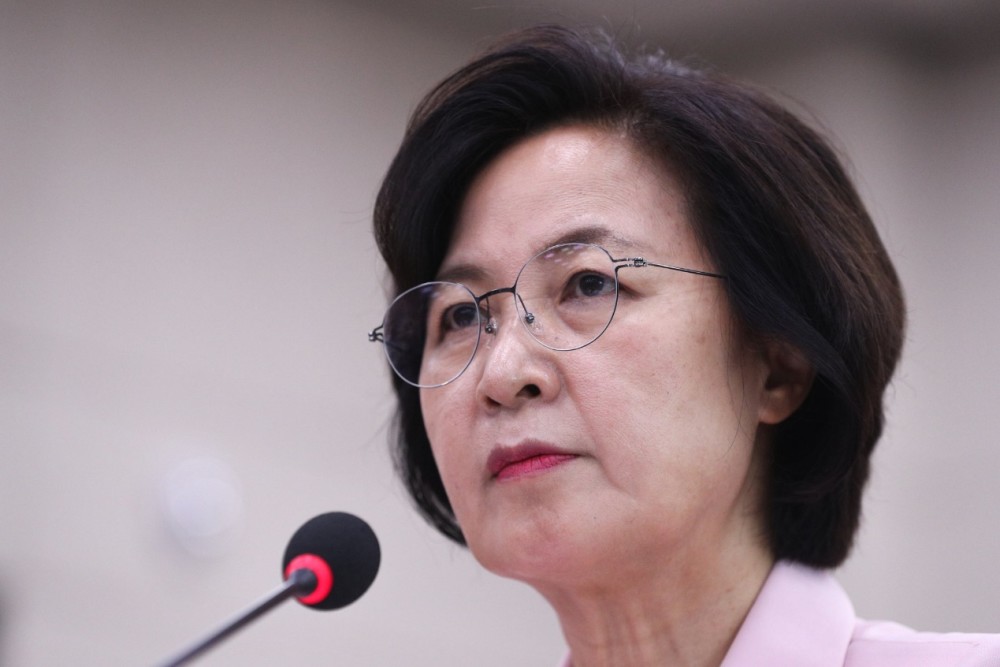 秋美爱在韩国政坛中本就以性格顽强,手段刚硬备受关注,还拥有"圣女